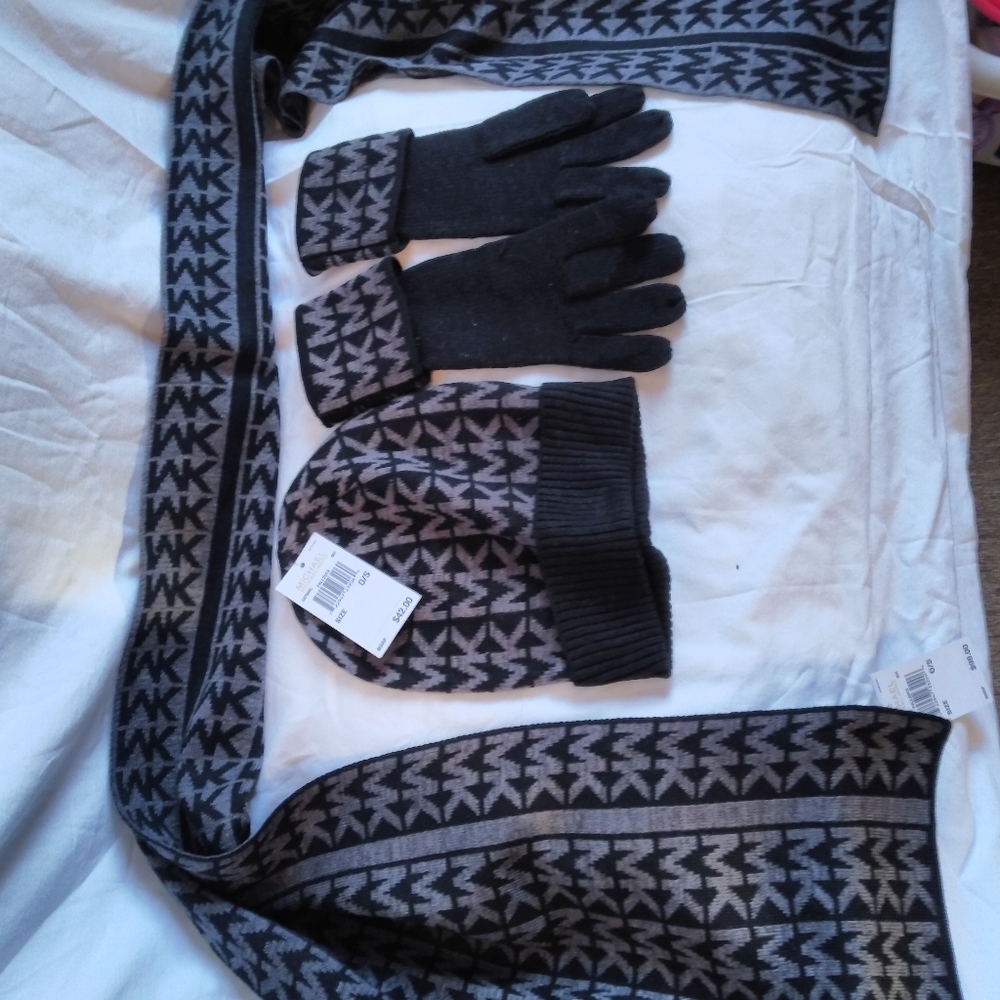 Michael Kors winter hat gloves and scarf set - Picture 3 of 8